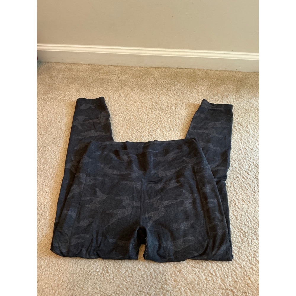 Vuori women's elevation black camo leggings medium